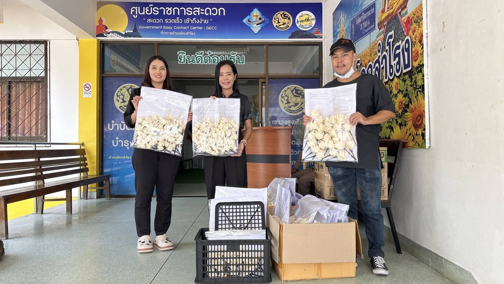 อำเภอโคกสำโรง โดยสำนักงานพัฒนาชุมชนอำเภอโคกสำโรง รับมอบดอกไม้จันทน์  จำนวน 1500 ดอก จากเทศบาลตำบลโคกสำโรง