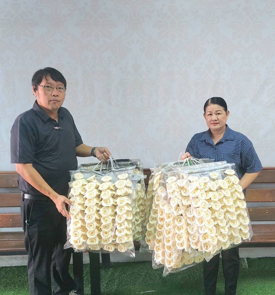 อำเภอโคกสำโรง โดยสำนักงานพัฒนาชุมชนอำเภอโคกสำโรง รับมอบดอกไม้จันทน์ จากองค์การบริหารส่วนตำบลสะแกราบ