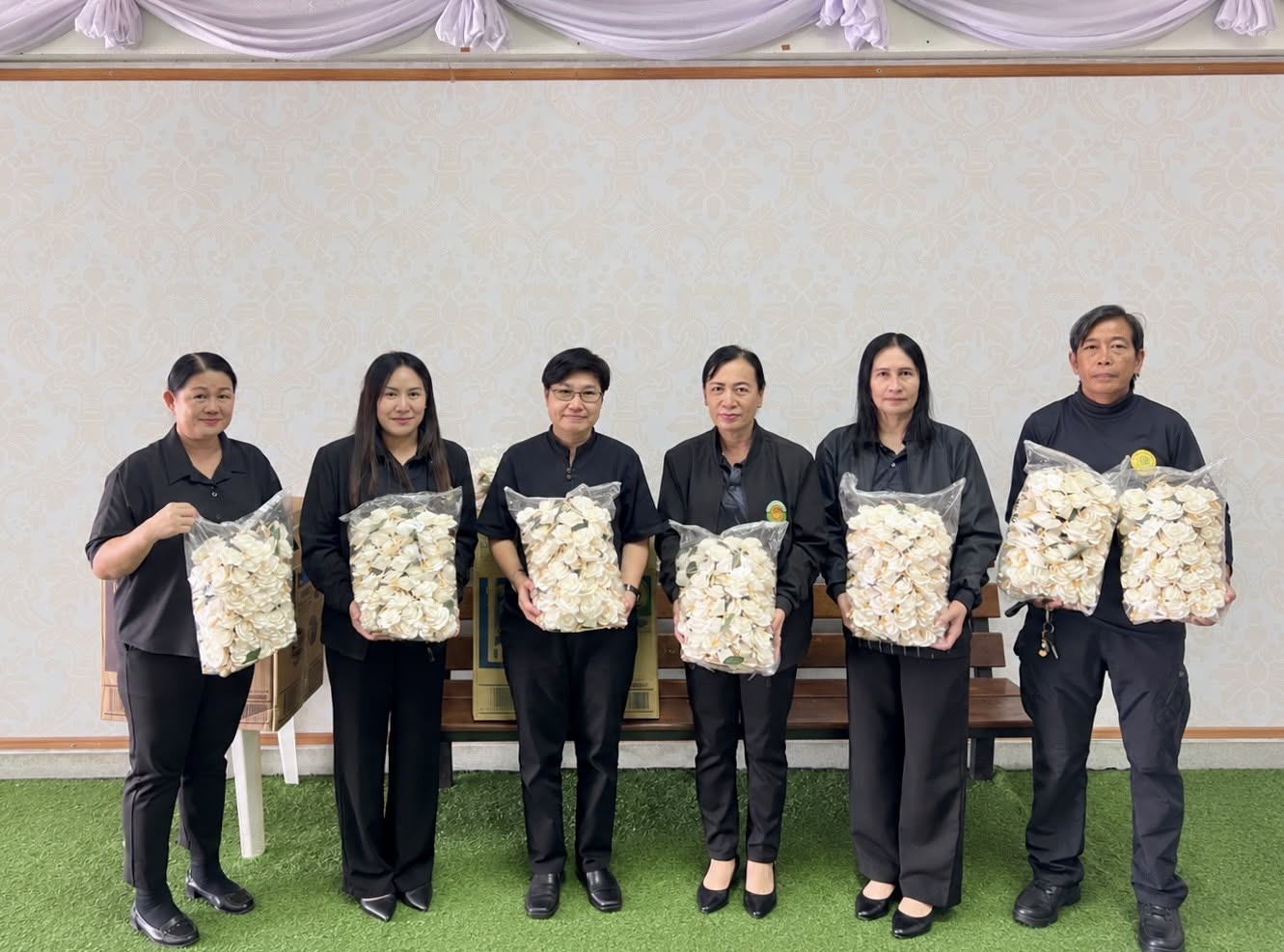 อำเภอโคกสำโรง โดยสำนักงานพัฒนาชุมชนอำเภอโคกสำโรง รับมอบดอกไม้จันทน์ จากองค์การบริหารส่วนตำบลหนองแขม