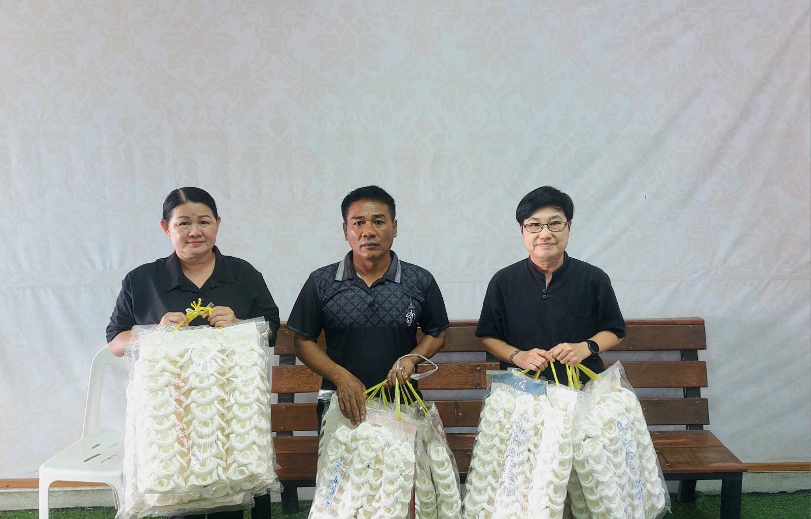 อำเภอโคกสำโรง โดยสำนักงานพัฒนาชุมชนอำเภอโคกสำโรง รับมอบดอกไม้จันทน์ จากองค์การบริหารส่วนตำบลดงมะรุม