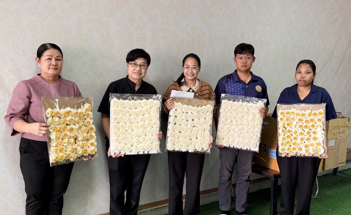  อำเภอโคกสำโรง โดยสำนักงานพัฒนาชุมชนอำเภอโคกสำโรง รับมอบดอกไม้จันทน์ จากองค์การบริหารส่วนตำบลถลุงเหล็ก