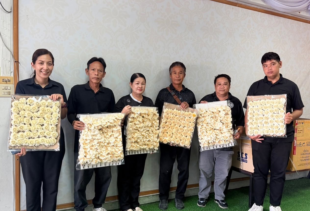  อำเภอโคกสำโรง โดยสำนักงานพัฒนาชุมชนอำเภอโคกสำโรง รับมอบดอกไม้จันทน์ จากองค์การบริหารส่วนตำบลวังจั่น
