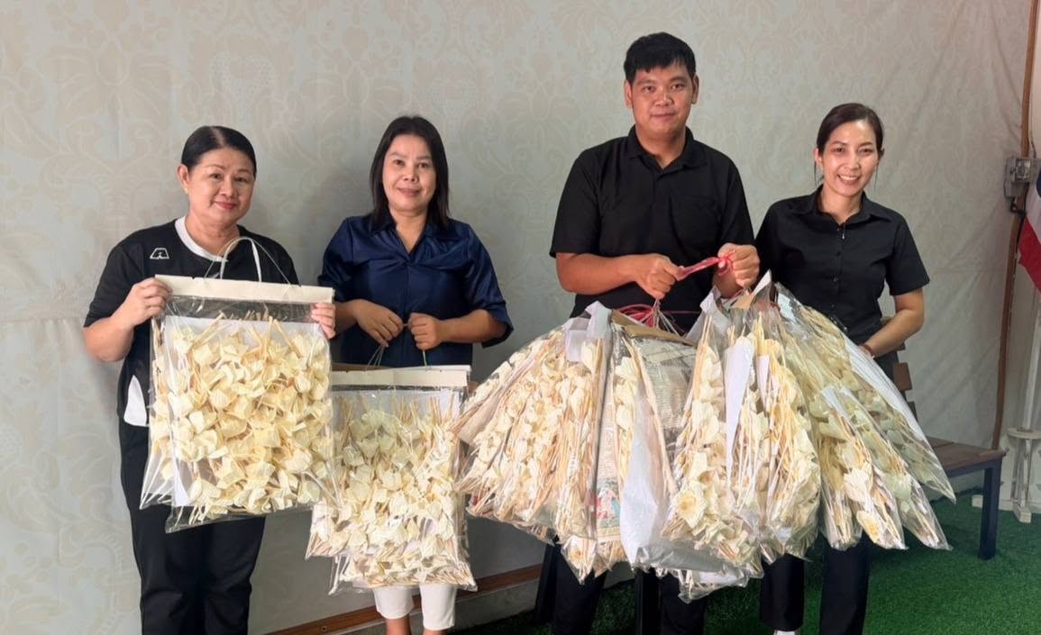 อำเภอโคกสำโรง โดยสำนักงานพัฒนาชุมชนอำเภอโคกสำโรง รับมอบดอกไม้จันทน์ จากองค์การบริหารส่วนตำบลห้วยโป่ง